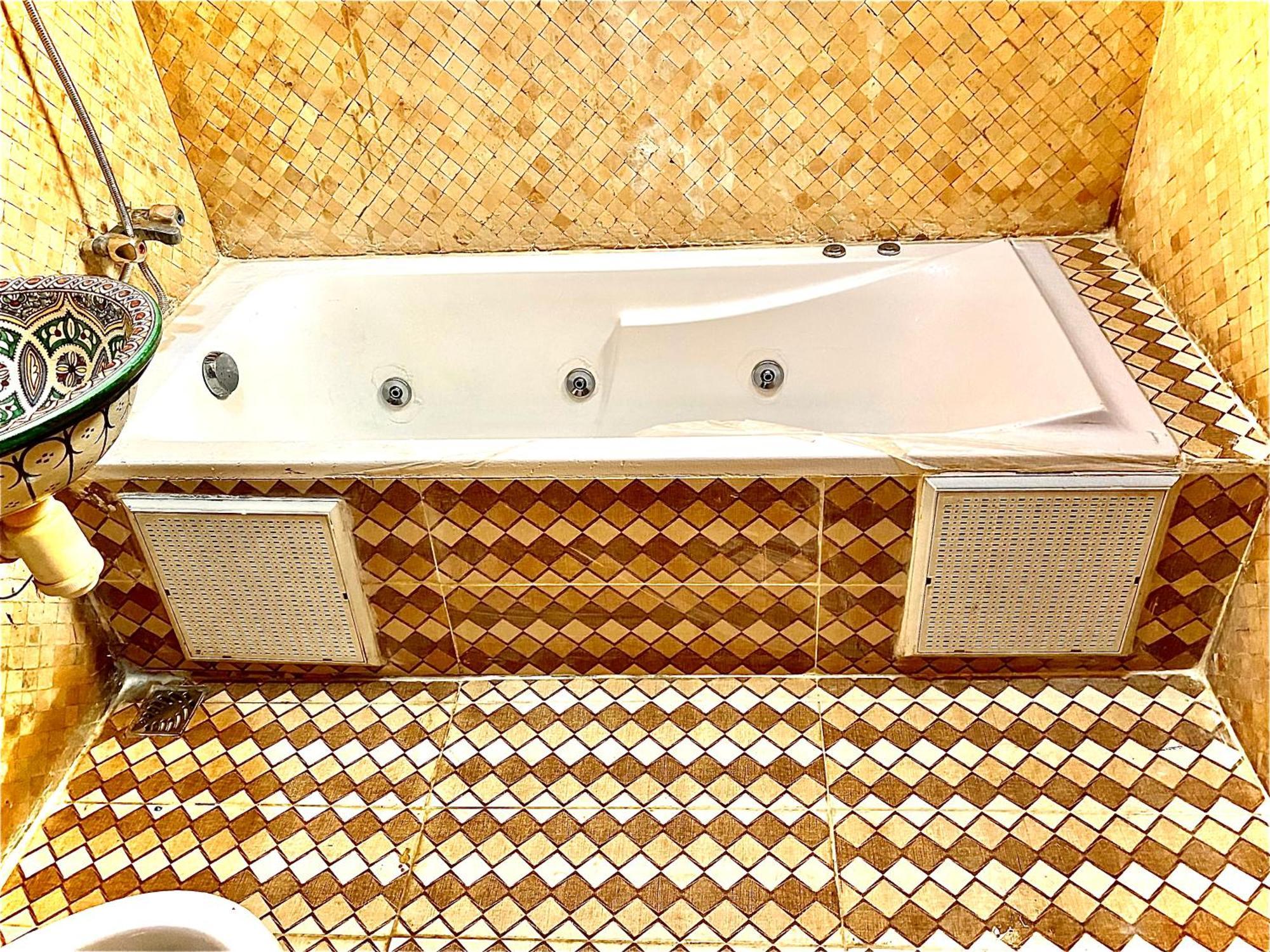 Riad Nezha Avec Jacuzzi Et 3 Piscines Au Coeur De Marrakesh Exterior foto